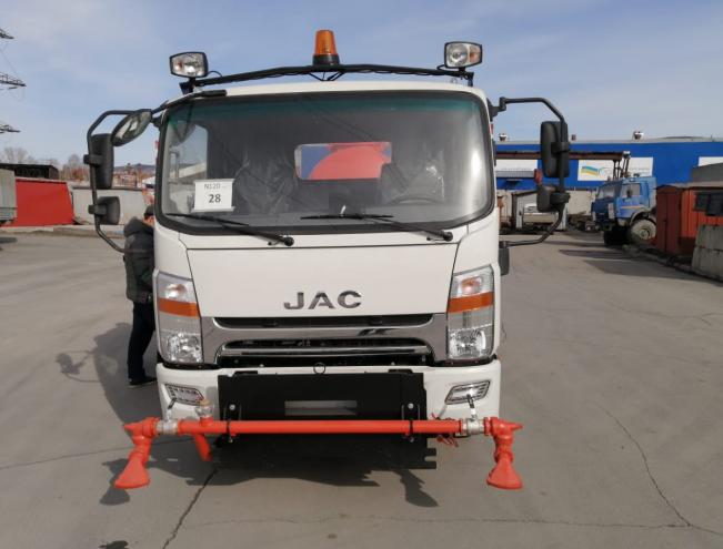 Комбинированная дорожная машина JAC N120 КДМ